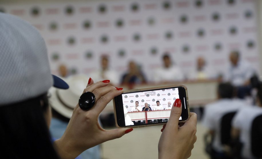 O governador Carlos Massa Ratinho Junior participa nesta quarta-feira (05) do Show Rural Coopavel, em Cascavel, no Oeste do Paraná. Às 15 horas, Ratinho Junior recebeu a imprensa para entrevista coletiva. O encontro será na estruturação de administração do evento. Em seguida, o governador visitará os estandes da feira.
Foto Gilson Abreu/Aen