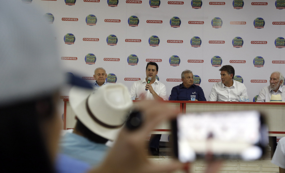 O governador Carlos Massa Ratinho Junior participa nesta quarta-feira (05) do Show Rural Coopavel, em Cascavel, no Oeste do Paraná. Às 15 horas, Ratinho Junior recebeu a imprensa para entrevista coletiva. O encontro será na estruturação de administração do evento. Em seguida, o governador visitará os estandes da feira.
Foto Gilson Abreu/Aen