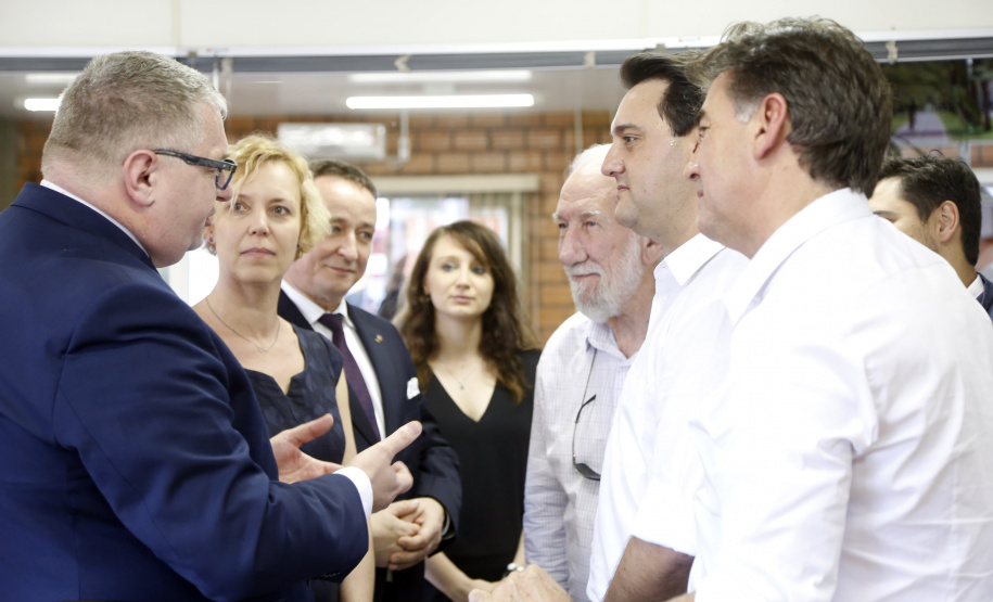 O governador Carlos Massa Ratinho Junior participa nesta quarta-feira (05) do Show Rural Coopavel, em Cascavel, no Oeste do Paraná. Às 15 horas, Ratinho Junior recebeu a imprensa para entrevista coletiva. O encontro será na estruturação de administração do evento. Em seguida, o governador visitará os estandes da feira.
Foto Gilson Abreu/Aen