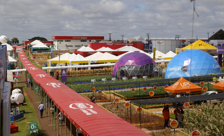 O governador Carlos Massa Ratinho Junior participa nesta quarta-feira (05) do Show Rural Coopavel, em Cascavel, no Oeste do Paraná. Às 15 horas, Ratinho Junior recebeu a imprensa para entrevista coletiva. O encontro será na estruturação de administração do evento. Em seguida, o governador visitará os estandes da feira.
Foto Gilson Abreu/Aen