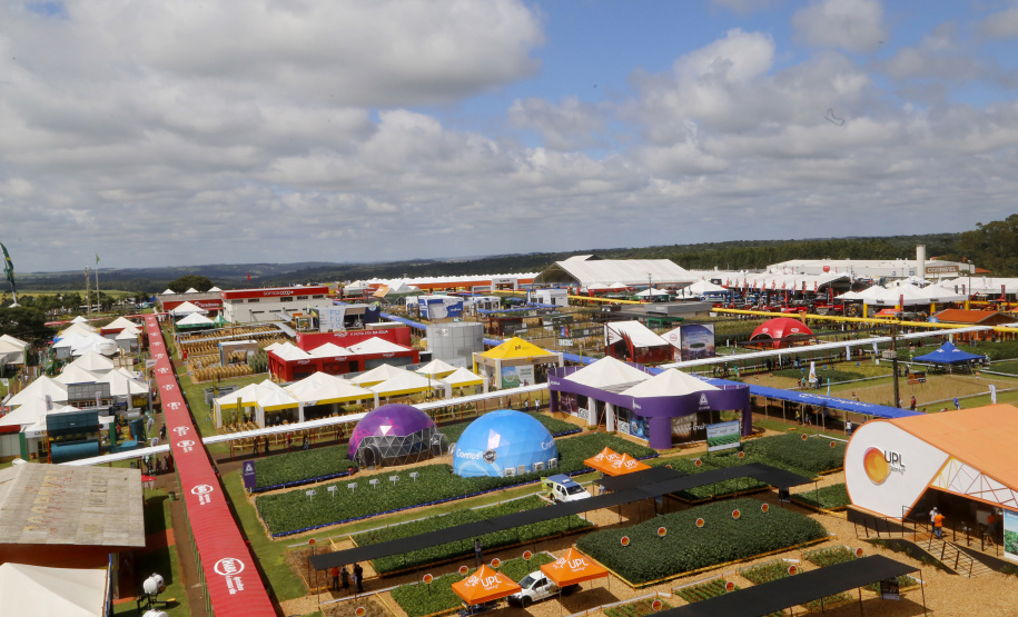 O governador Carlos Massa Ratinho Junior participa nesta quarta-feira (05) do Show Rural Coopavel, em Cascavel, no Oeste do Paraná. Às 15 horas, Ratinho Junior recebeu a imprensa para entrevista coletiva. O encontro será na estruturação de administração do evento. Em seguida, o governador visitará os estandes da feira.
Foto Gilson Abreu/Aen