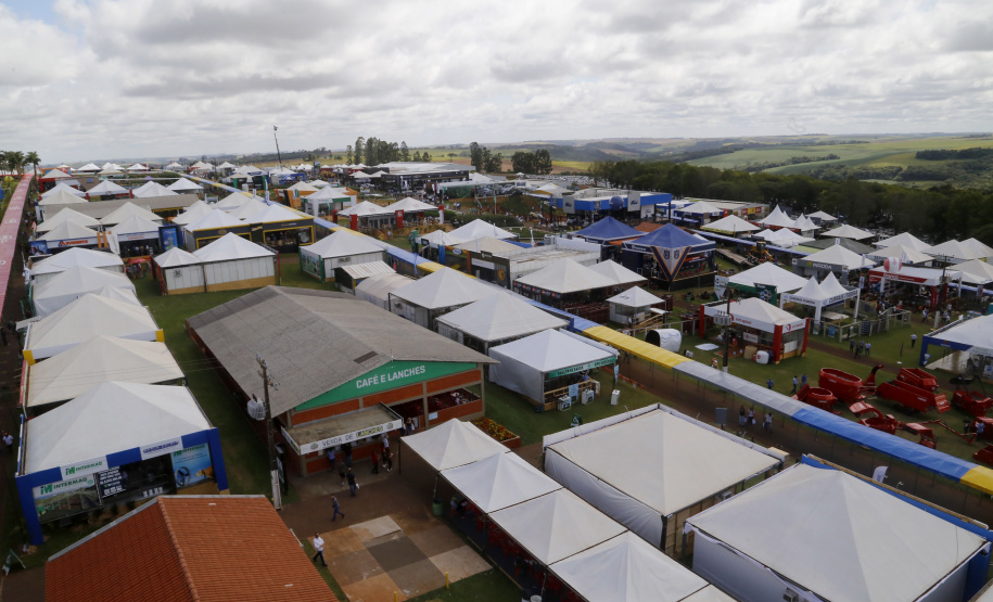 O governador Carlos Massa Ratinho Junior participa nesta quarta-feira (05) do Show Rural Coopavel, em Cascavel, no Oeste do Paraná. Às 15 horas, Ratinho Junior recebeu a imprensa para entrevista coletiva. O encontro será na estruturação de administração do evento. Em seguida, o governador visitará os estandes da feira.
Foto Gilson Abreu/Aen