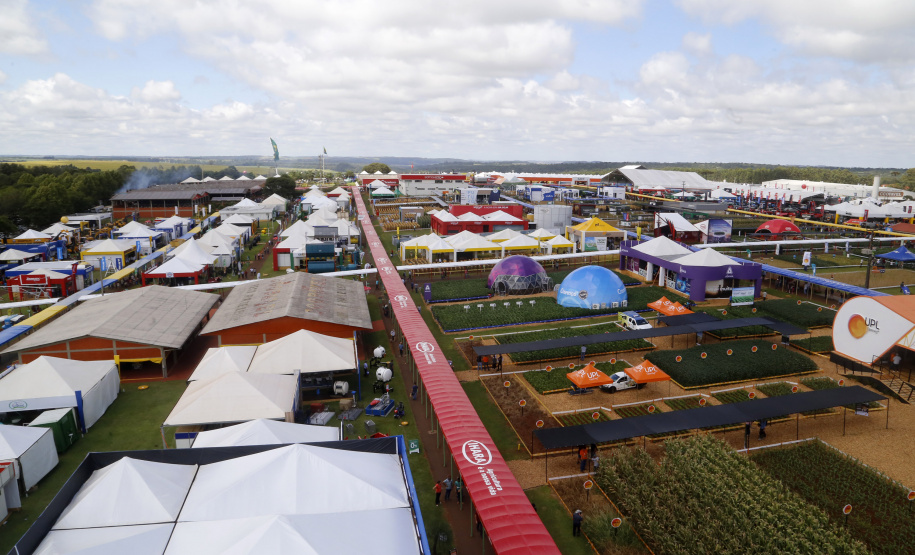 O governador Carlos Massa Ratinho Junior participa nesta quarta-feira (05) do Show Rural Coopavel, em Cascavel, no Oeste do Paraná. Às 15 horas, Ratinho Junior recebeu a imprensa para entrevista coletiva. O encontro será na estruturação de administração do evento. Em seguida, o governador visitará os estandes da feira.
Foto Gilson Abreu/Aen