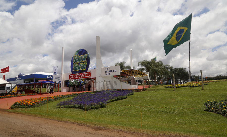 O governador Carlos Massa Ratinho Junior participa nesta quarta-feira (05) do Show Rural Coopavel, em Cascavel, no Oeste do Paraná. Às 15 horas, Ratinho Junior recebeu a imprensa para entrevista coletiva. O encontro será na estruturação de administração do evento. Em seguida, o governador visitará os estandes da feira.
Foto Gilson Abreu/Aen