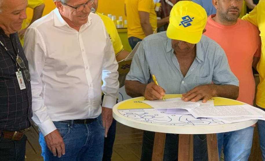 Governo do Paraná e Banco do Brasil financiarão construção de moradias para agricultores familiares Produtores agrícolas paranaenses que desejam construir suas casas têm um novo incentivo do poder público. O Governo do Paraná e o Banco do Brasil firmaram uma parceria que oferece financiamentos de R$ 50 mil para a execução das obras dentro do Programa Nacional de Fortalecimento da Agricultura Familiar (Pronaf). O primeiro contrato que marcou o início dos trabalhos foi assinado durante o 32.º Show Rural, que vai até esta sexta-feira (7), em Cascavel.