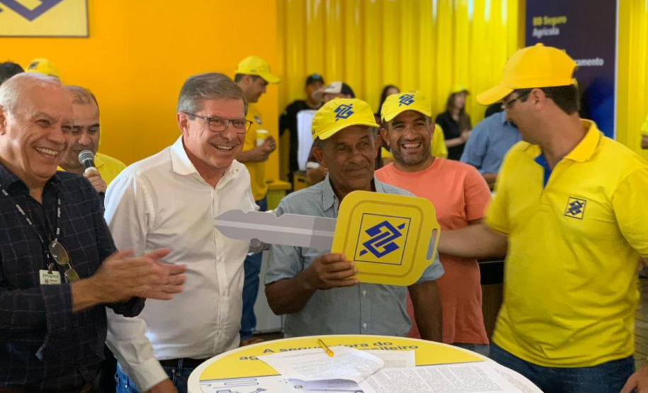 Governo do Paraná e Banco do Brasil financiarão construção de moradias para agricultores familiares Produtores agrícolas paranaenses que desejam construir suas casas têm um novo incentivo do poder público. O Governo do Paraná e o Banco do Brasil firmaram uma parceria que oferece financiamentos de R$ 50 mil para a execução das obras dentro do Programa Nacional de Fortalecimento da Agricultura Familiar (Pronaf). O primeiro contrato que marcou o início dos trabalhos foi assinado durante o 32.º Show Rural, que vai até esta sexta-feira (7), em Cascavel.