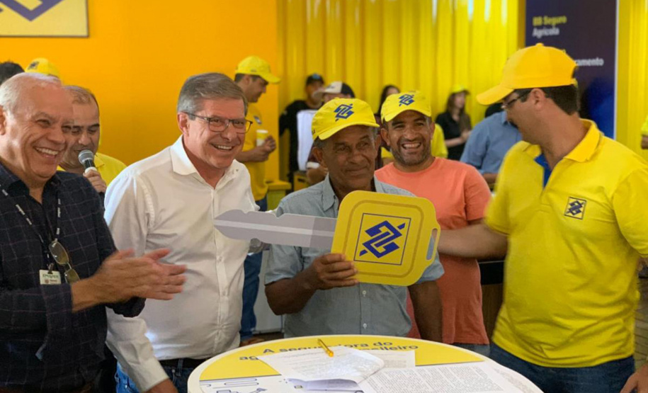 Governo do Paraná e Banco do Brasil financiarão construção de moradias para agricultores familiares Produtores agrícolas paranaenses que desejam construir suas casas têm um novo incentivo do poder público. O Governo do Paraná e o Banco do Brasil firmaram uma parceria que oferece financiamentos de R$ 50 mil para a execução das obras dentro do Programa Nacional de Fortalecimento da Agricultura Familiar (Pronaf). O primeiro contrato que marcou o início dos trabalhos foi assinado durante o 32.º Show Rural, que vai até esta sexta-feira (7), em Cascavel.