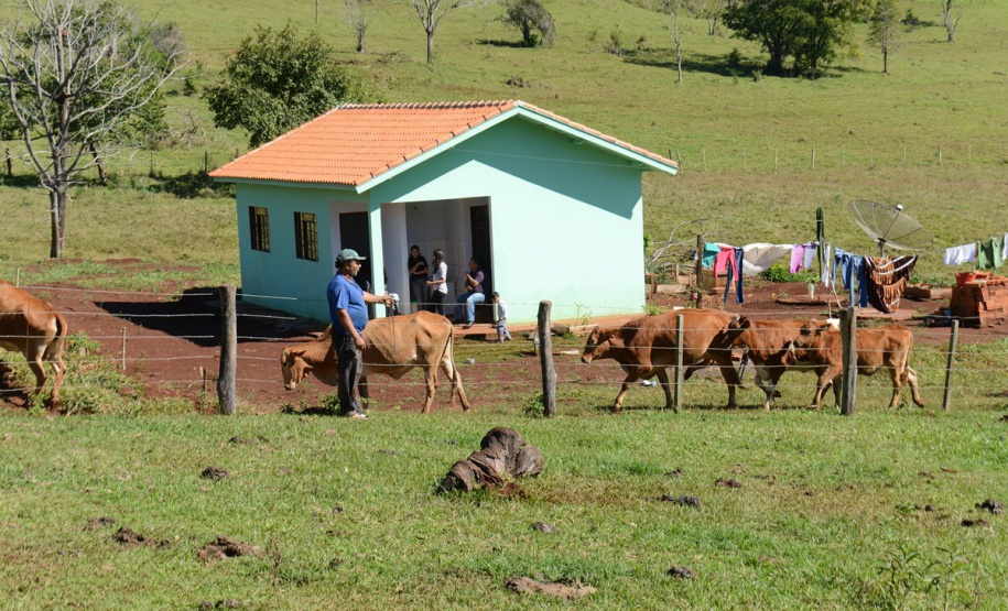 Produtores agrícolas paranaenses que desejam construir suas casas têm um novo incentivo do poder público. O Governo do Paraná e o Banco do Brasil firmaram uma parceria que oferece financiamentos de R$ 50 mil para a execução das obras dentro do Programa Nacional de Fortalecimento da Agricultura Familiar (Pronaf). O primeiro contrato que marcou o início dos trabalhos foi assinado durante o 32.º Show Rural, que vai até esta sexta-feira (7), em Cascavel.