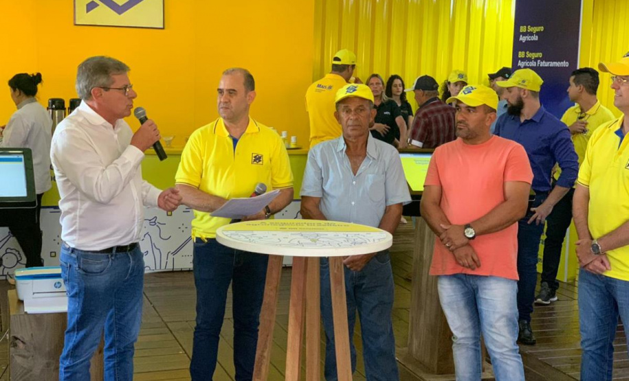 Governo do Paraná e Banco do Brasil financiarão construção de moradias para agricultores familiares Produtores agrícolas paranaenses que desejam construir suas casas têm um novo incentivo do poder público. O Governo do Paraná e o Banco do Brasil firmaram uma parceria que oferece financiamentos de R$ 50 mil para a execução das obras dentro do Programa Nacional de Fortalecimento da Agricultura Familiar (Pronaf). O primeiro contrato que marcou o início dos trabalhos foi assinado durante o 32.º Show Rural, que vai até esta sexta-feira (7), em Cascavel.