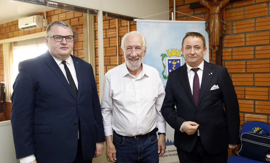 O Governo do Paraná deu início nesta quarta-feira (05) às negociações para a continuidade de um termo de cooperação técnica com a Província de Wiekopolska, na Polônia. O governador Carlos Massa Ratinho Junior encontrou-se com a comitiva de poloneses, liderada pelo vice-governador da região, Krzysztof Grabowski, para iniciar os contatos. Na foto, a comitiva polonesa com o vice governador- Cascavel, 05/02/2020  - Foto: Foto Gilson Abreu/Aen