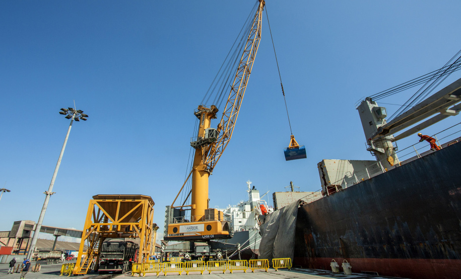 Os gastos com sobre-estadia (demurrage) na importação dos fertilizantes pelos portos do Paraná foram 43% menor em 2019. Os dados foram divulgados nesta quarta-feira (05) pelo Sindicato da Indústria de Adubos e Corretivos Agrícolas no Estado do Paraná (Sindiadubos). No ano, o setor economizou US$ 20,39 milhões.
Curitiba, 06/02/2020. Foto; Cláudio Neves/Portos do Paraná