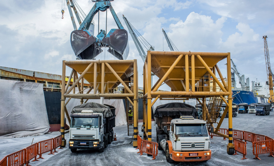 Os gastos com sobre-estadia (demurrage) na importação dos fertilizantes pelos portos do Paraná foram 43% menor em 2019. Os dados foram divulgados nesta quarta-feira (05) pelo Sindicato da Indústria de Adubos e Corretivos Agrícolas no Estado do Paraná (Sindiadubos). No ano, o setor economizou US$ 20,39 milhões.
Curitiba, 06/02/2020. Foto; Cláudio Neves/Portos do Paraná