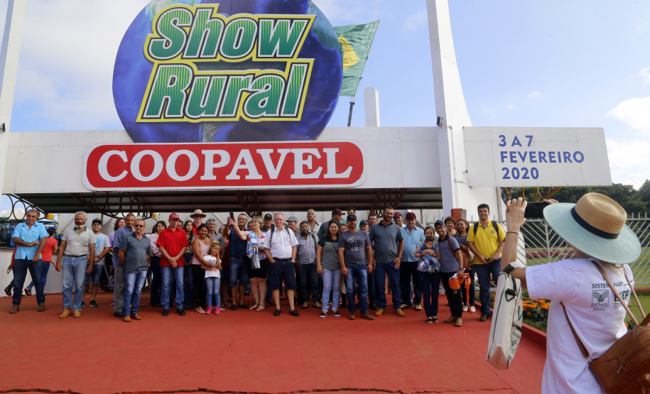 O governador Carlos Massa Ratinho Junior entregou nesta quinta-feira (06), durante o Show Rural, em Cascavel, as chaves de mais um trator do programa Trator Solidário. Os beneficiados foram o criador de vacas de leite Roque Selzler e sua mulher, Leonete, moradores de Pato Bragado. - Cascavel, 06/02/2020 -  Foto: Gilson Abreu/AEN