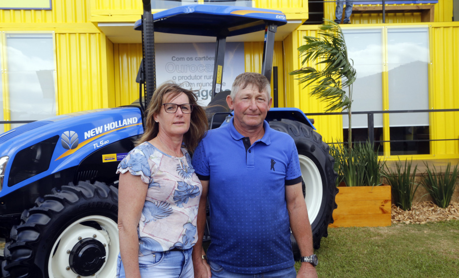 O governador Carlos Massa Ratinho Junior entregou nesta quinta-feira (06), durante o Show Rural, em Cascavel, as chaves de mais um trator do programa Trator Solidário. Os beneficiados foram o criador de vacas de leite Roque Selzler e sua mulher, Leonete, moradores de Pato Bragado. - Cascavel, 06/02/2020 -  Foto: Gilson Abreu/AEN