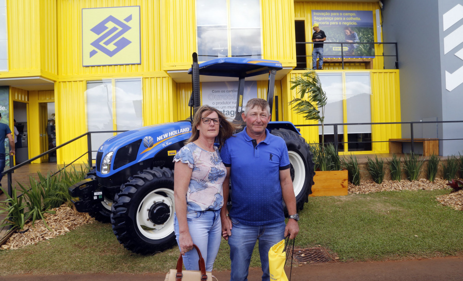 O governador Carlos Massa Ratinho Junior entregou nesta quinta-feira (06), durante o Show Rural, em Cascavel, as chaves de mais um trator do programa Trator Solidário. Os beneficiados foram o criador de vacas de leite Roque Selzler e sua mulher, Leonete, moradores de Pato Bragado. - Cascavel, 06/02/2020 -  Foto: Gilson Abreu/AEN