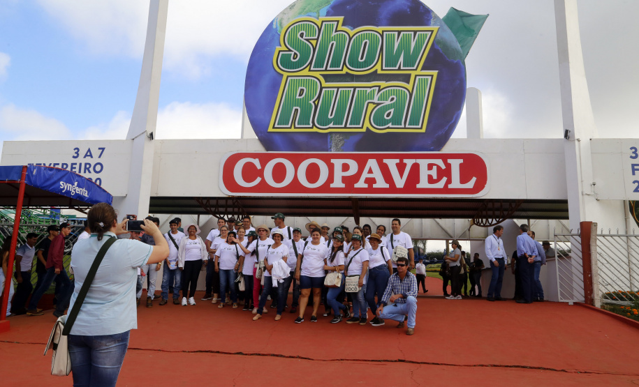 O governador Carlos Massa Ratinho Junior entregou nesta quinta-feira (06), durante o Show Rural, em Cascavel, as chaves de mais um trator do programa Trator Solidário. Os beneficiados foram o criador de vacas de leite Roque Selzler e sua mulher, Leonete, moradores de Pato Bragado. - Cascavel, 06/02/2020 -  Foto: Gilson Abreu/AEN
