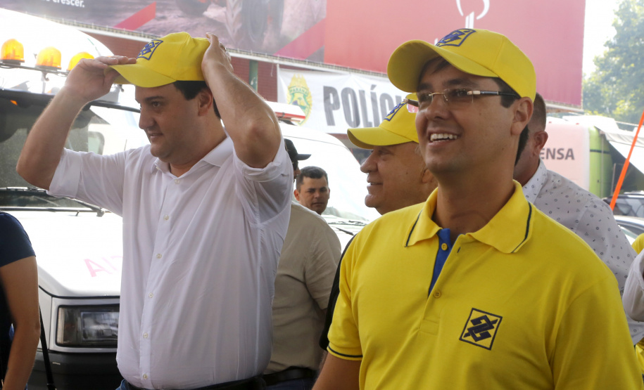 O governador Carlos Massa Ratinho Junior entregou nesta quinta-feira (06), durante o Show Rural, em Cascavel, as chaves de mais um trator do programa Trator Solidário. Os beneficiados foram o criador de vacas de leite Roque Selzler e sua mulher, Leonete, moradores de Pato Bragado. - Cascavel, 06/02/2020 -  Foto: Gilson Abreu/AEN