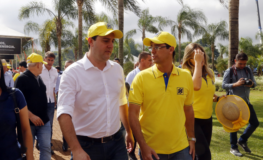 O governador Carlos Massa Ratinho Junior entregou nesta quinta-feira (06), durante o Show Rural, em Cascavel, as chaves de mais um trator do programa Trator Solidário. Os beneficiados foram o criador de vacas de leite Roque Selzler e sua mulher, Leonete, moradores de Pato Bragado. - Cascavel, 06/02/2020 -  Foto: Gilson Abreu/AEN