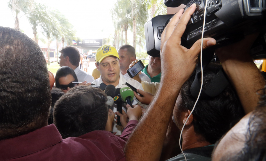 O governador Carlos Massa Ratinho Junior entregou nesta quinta-feira (06), durante o Show Rural, em Cascavel, as chaves de mais um trator do programa Trator Solidário. Os beneficiados foram o criador de vacas de leite Roque Selzler e sua mulher, Leonete, moradores de Pato Bragado. - Cascavel, 06/02/2020 -  Foto: Gilson Abreu/AEN