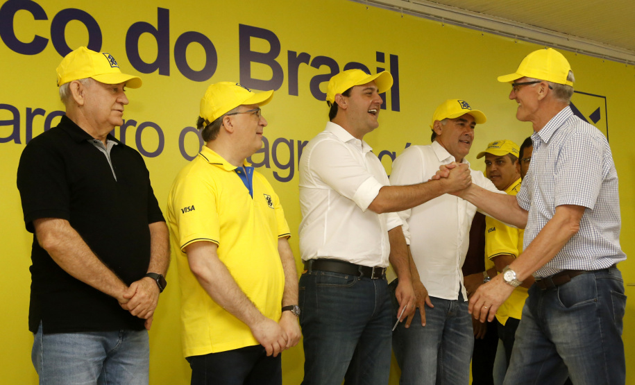 O governador Carlos Massa Ratinho Junior entregou nesta quinta-feira (06), durante o Show Rural, em Cascavel, as chaves de mais um trator do programa Trator Solidário. Os beneficiados foram o criador de vacas de leite Roque Selzler e sua mulher, Leonete, moradores de Pato Bragado. - Cascavel, 06/02/2020 -  Foto: Gilson Abreu/AEN
