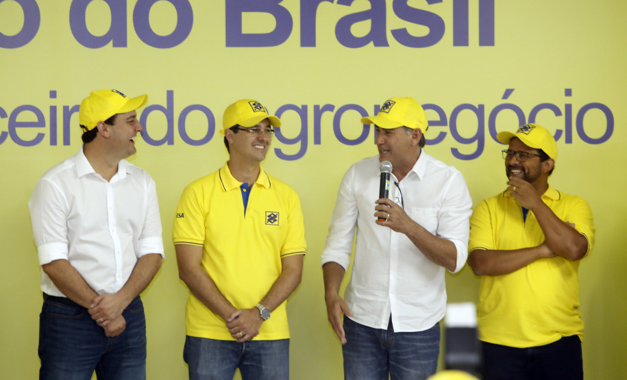 O governador Carlos Massa Ratinho Junior entregou nesta quinta-feira (06), durante o Show Rural, em Cascavel, as chaves de mais um trator do programa Trator Solidário. Os beneficiados foram o criador de vacas de leite Roque Selzler e sua mulher, Leonete, moradores de Pato Bragado. - Cascavel, 06/02/2020 -  Foto: Gilson Abreu/AEN