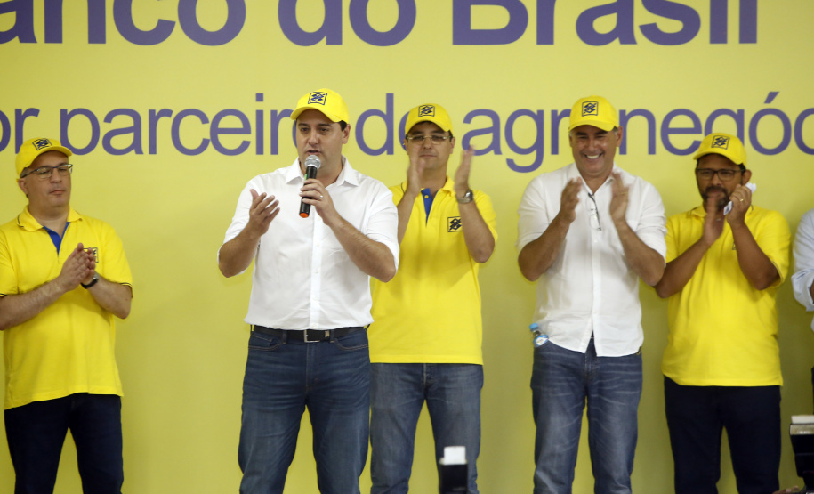 O governador Carlos Massa Ratinho Junior entregou nesta quinta-feira (06), durante o Show Rural, em Cascavel, as chaves de mais um trator do programa Trator Solidário. Os beneficiados foram o criador de vacas de leite Roque Selzler e sua mulher, Leonete, moradores de Pato Bragado. - Cascavel, 06/02/2020 -  Foto: Gilson Abreu/AEN