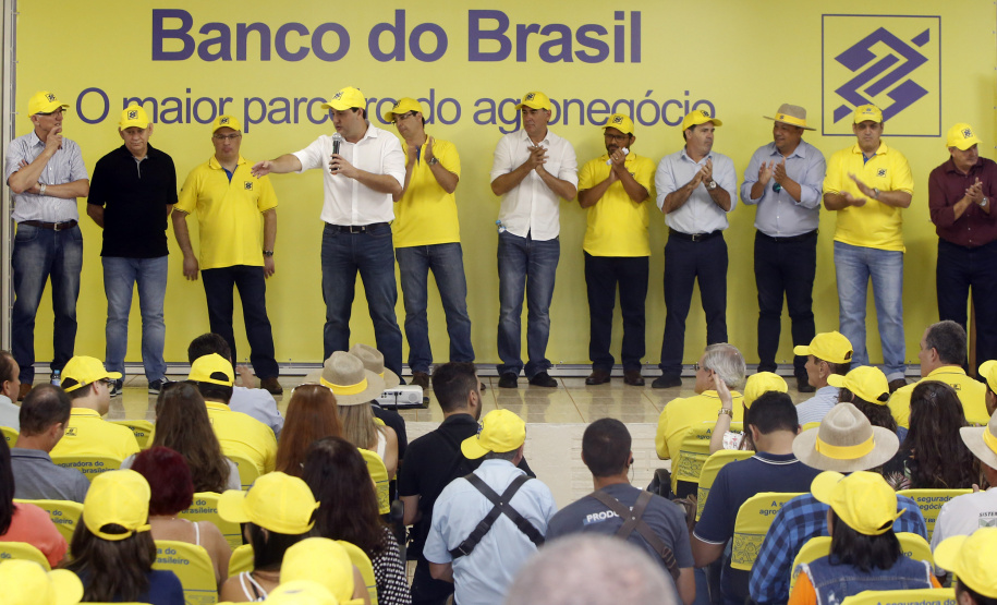 O governador Carlos Massa Ratinho Junior entregou nesta quinta-feira (06), durante o Show Rural, em Cascavel, as chaves de mais um trator do programa Trator Solidário. Os beneficiados foram o criador de vacas de leite Roque Selzler e sua mulher, Leonete, moradores de Pato Bragado. - Cascavel, 06/02/2020 -  Foto: Gilson Abreu/AEN
