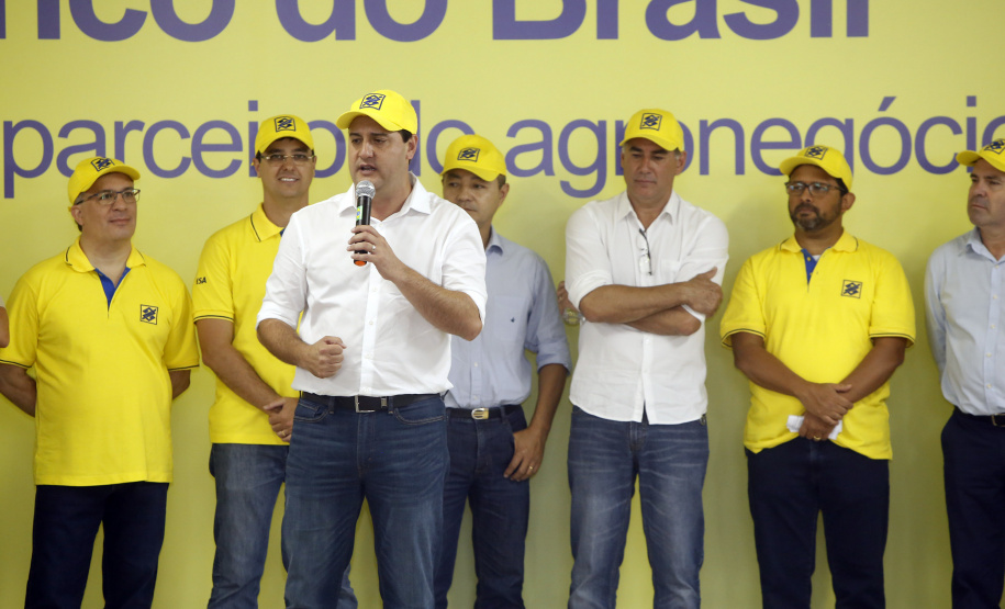 O governador Carlos Massa Ratinho Junior entregou nesta quinta-feira (06), durante o Show Rural, em Cascavel, as chaves de mais um trator do programa Trator Solidário. Os beneficiados foram o criador de vacas de leite Roque Selzler e sua mulher, Leonete, moradores de Pato Bragado. - Cascavel, 06/02/2020 -  Foto: Gilson Abreu/AEN