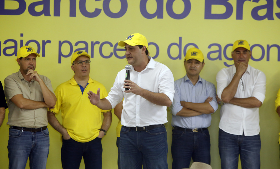 O governador Carlos Massa Ratinho Junior entregou nesta quinta-feira (06), durante o Show Rural, em Cascavel, as chaves de mais um trator do programa Trator Solidário. Os beneficiados foram o criador de vacas de leite Roque Selzler e sua mulher, Leonete, moradores de Pato Bragado. - Cascavel, 06/02/2020 -  Foto: Gilson Abreu/AEN