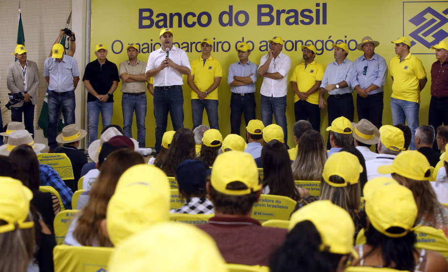 O governador Carlos Massa Ratinho Junior entregou nesta quinta-feira (06), durante o Show Rural, em Cascavel, as chaves de mais um trator do programa Trator Solidário. Os beneficiados foram o criador de vacas de leite Roque Selzler e sua mulher, Leonete, moradores de Pato Bragado. - Cascavel, 06/02/2020 -  Foto: Gilson Abreu/AEN