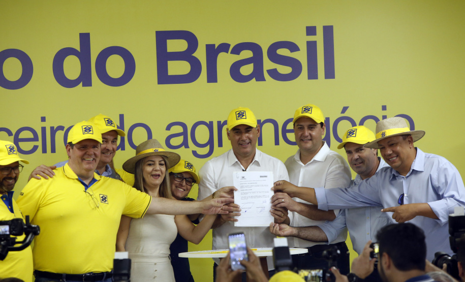 O governador Carlos Massa Ratinho Junior entregou nesta quinta-feira (06), durante o Show Rural, em Cascavel, as chaves de mais um trator do programa Trator Solidário. Os beneficiados foram o criador de vacas de leite Roque Selzler e sua mulher, Leonete, moradores de Pato Bragado. - Cascavel, 06/02/2020 -  Foto: Gilson Abreu/AEN