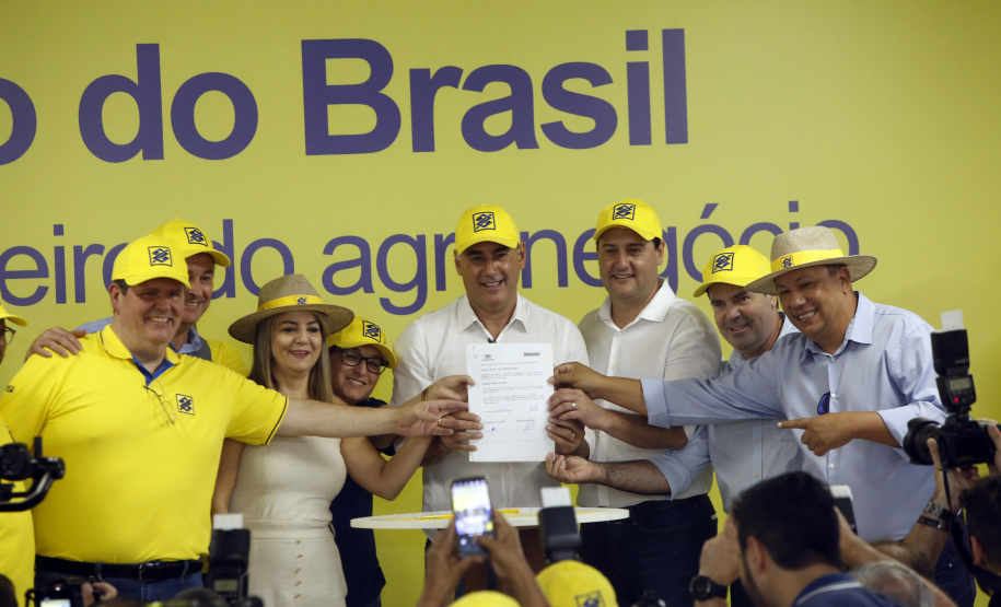 O governador Carlos Massa Ratinho Junior entregou nesta quinta-feira (06), durante o Show Rural, em Cascavel, as chaves de mais um trator do programa Trator Solidário. Os beneficiados foram o criador de vacas de leite Roque Selzler e sua mulher, Leonete, moradores de Pato Bragado. - Cascavel, 06/02/2020 -  Foto: Gilson Abreu/AEN