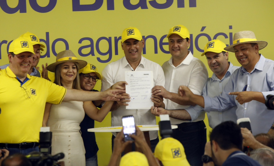 O governador Carlos Massa Ratinho Junior entregou nesta quinta-feira (06), durante o Show Rural, em Cascavel, as chaves de mais um trator do programa Trator Solidário. Os beneficiados foram o criador de vacas de leite Roque Selzler e sua mulher, Leonete, moradores de Pato Bragado. - Cascavel, 06/02/2020 -  Foto: Gilson Abreu/AEN