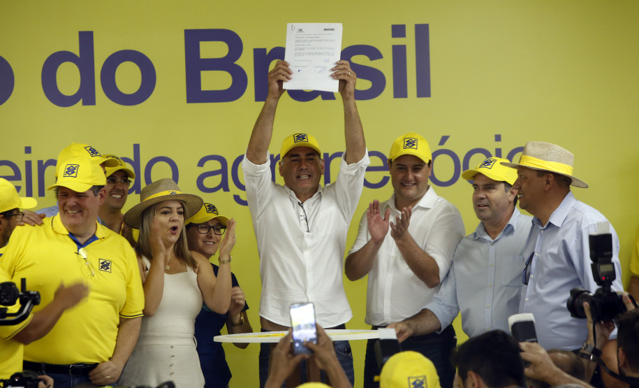 O governador Carlos Massa Ratinho Junior entregou nesta quinta-feira (06), durante o Show Rural, em Cascavel, as chaves de mais um trator do programa Trator Solidário. Os beneficiados foram o criador de vacas de leite Roque Selzler e sua mulher, Leonete, moradores de Pato Bragado. - Cascavel, 06/02/2020 -  Foto: Gilson Abreu/AEN