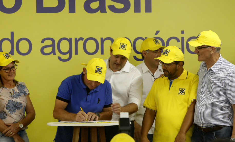 O governador Carlos Massa Ratinho Junior entregou nesta quinta-feira (06), durante o Show Rural, em Cascavel, as chaves de mais um trator do programa Trator Solidário. Os beneficiados foram o criador de vacas de leite Roque Selzler e sua mulher, Leonete, moradores de Pato Bragado. - Cascavel, 06/02/2020 -  Foto: Gilson Abreu/AEN