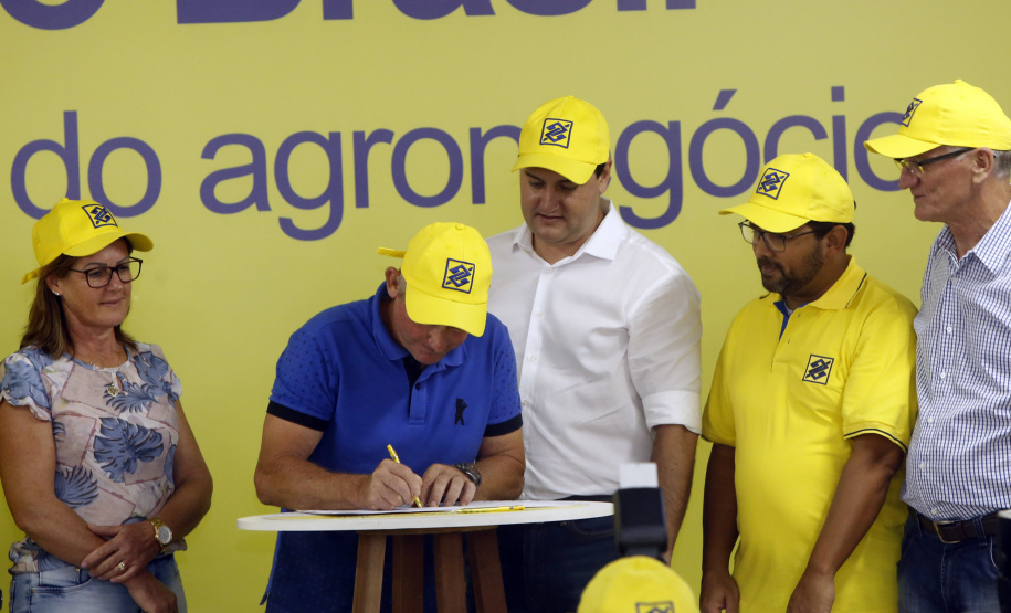 O governador Carlos Massa Ratinho Junior entregou nesta quinta-feira (06), durante o Show Rural, em Cascavel, as chaves de mais um trator do programa Trator Solidário. Os beneficiados foram o criador de vacas de leite Roque Selzler e sua mulher, Leonete, moradores de Pato Bragado. - Cascavel, 06/02/2020 -  Foto: Gilson Abreu/AEN