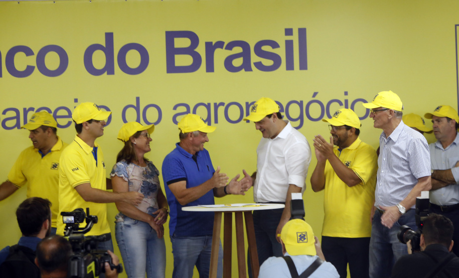 O governador Carlos Massa Ratinho Junior entregou nesta quinta-feira (06), durante o Show Rural, em Cascavel, as chaves de mais um trator do programa Trator Solidário. Os beneficiados foram o criador de vacas de leite Roque Selzler e sua mulher, Leonete, moradores de Pato Bragado. - Cascavel, 06/02/2020 -  Foto: Gilson Abreu/AEN