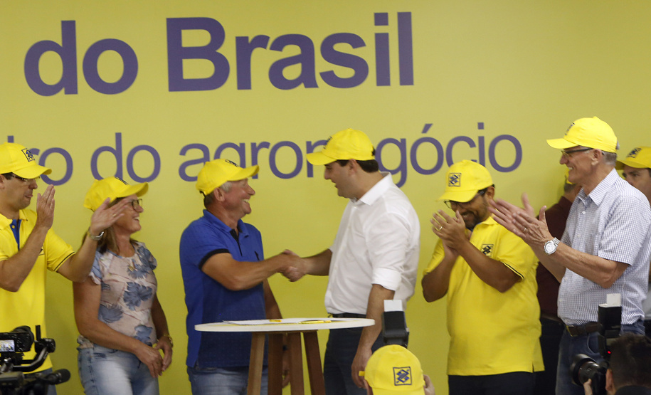 O governador Carlos Massa Ratinho Junior entregou nesta quinta-feira (06), durante o Show Rural, em Cascavel, as chaves de mais um trator do programa Trator Solidário. Os beneficiados foram o criador de vacas de leite Roque Selzler e sua mulher, Leonete, moradores de Pato Bragado. - Cascavel, 06/02/2020 -  Foto: Gilson Abreu/AEN