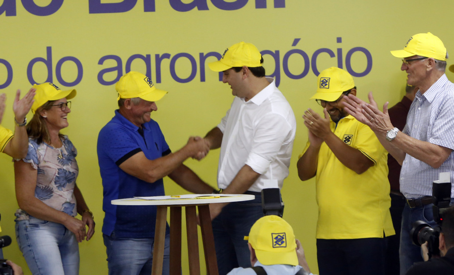 O governador Carlos Massa Ratinho Junior entregou nesta quinta-feira (06), durante o Show Rural, em Cascavel, as chaves de mais um trator do programa Trator Solidário. Os beneficiados foram o criador de vacas de leite Roque Selzler e sua mulher, Leonete, moradores de Pato Bragado. - Cascavel, 06/02/2020 -  Foto: Gilson Abreu/AEN