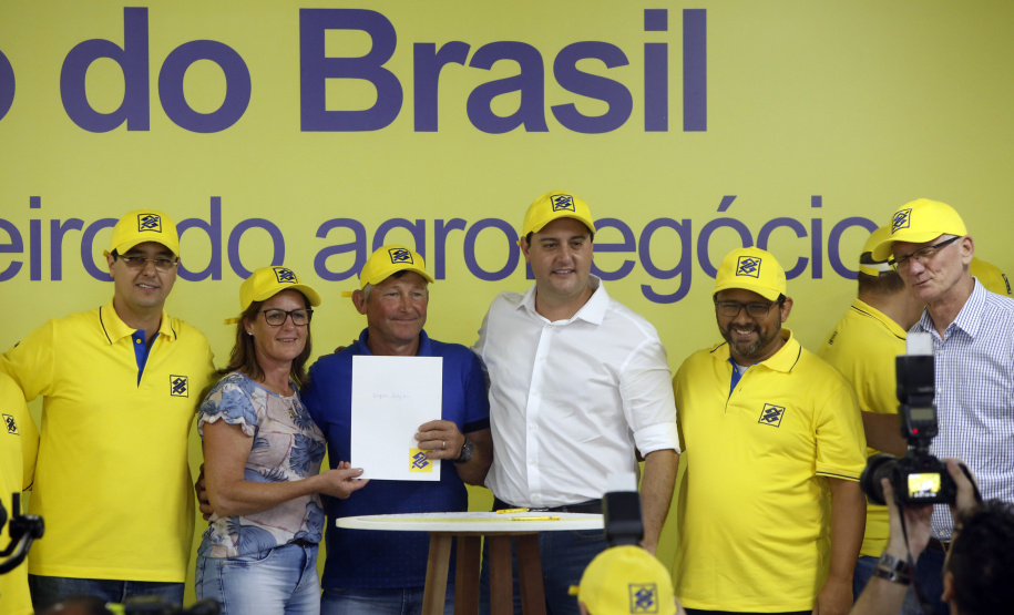 O governador Carlos Massa Ratinho Junior entregou nesta quinta-feira (06), durante o Show Rural, em Cascavel, as chaves de mais um trator do programa Trator Solidário. Os beneficiados foram o criador de vacas de leite Roque Selzler e sua mulher, Leonete, moradores de Pato Bragado. - Cascavel, 06/02/2020 -  Foto: Gilson Abreu/AEN