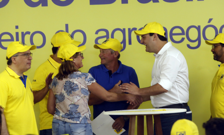 O governador Carlos Massa Ratinho Junior entregou nesta quinta-feira (06), durante o Show Rural, em Cascavel, as chaves de mais um trator do programa Trator Solidário. Os beneficiados foram o criador de vacas de leite Roque Selzler e sua mulher, Leonete, moradores de Pato Bragado. - Cascavel, 06/02/2020 -  Foto: Gilson Abreu/AEN