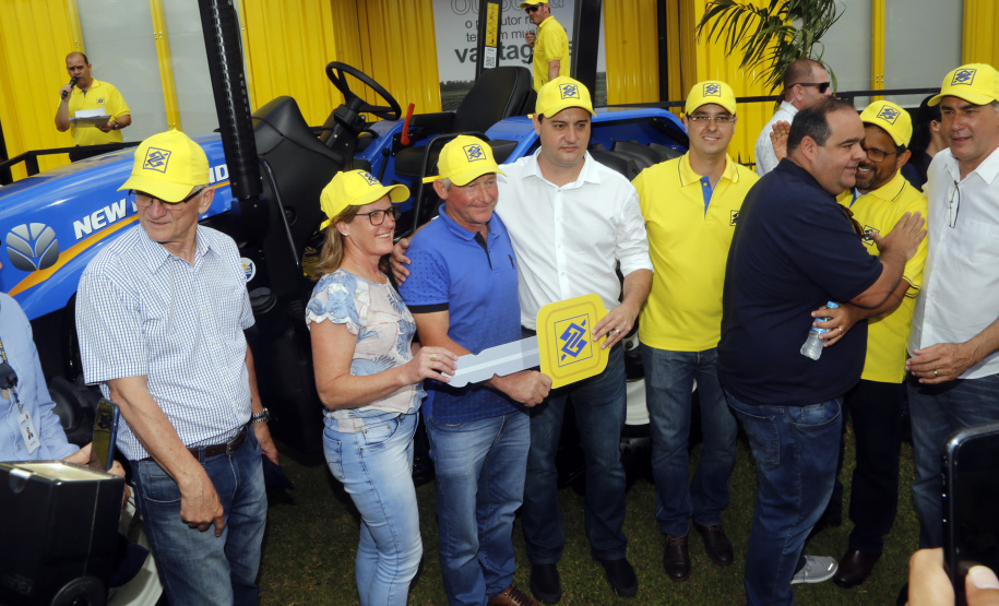 O governador Carlos Massa Ratinho Junior entregou nesta quinta-feira (06), durante o Show Rural, em Cascavel, as chaves de mais um trator do programa Trator Solidário. Os beneficiados foram o criador de vacas de leite Roque Selzler e sua mulher, Leonete, moradores de Pato Bragado. - Cascavel, 06/02/2020 -  Foto: Gilson Abreu/AEN