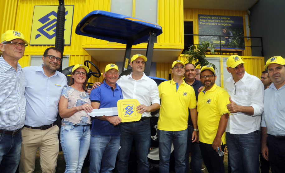 O governador Carlos Massa Ratinho Junior entregou nesta quinta-feira (06), durante o Show Rural, em Cascavel, as chaves de mais um trator do programa Trator Solidário. Os beneficiados foram o criador de vacas de leite Roque Selzler e sua mulher, Leonete, moradores de Pato Bragado. - Cascavel, 06/02/2020 -  Foto: Gilson Abreu/AEN