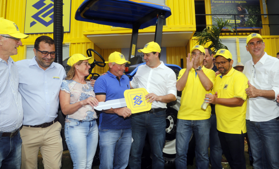 O governador Carlos Massa Ratinho Junior entregou nesta quinta-feira (06), durante o Show Rural, em Cascavel, as chaves de mais um trator do programa Trator Solidário. Os beneficiados foram o criador de vacas de leite Roque Selzler e sua mulher, Leonete, moradores de Pato Bragado. - Cascavel, 06/02/2020 -  Foto: Gilson Abreu/AEN