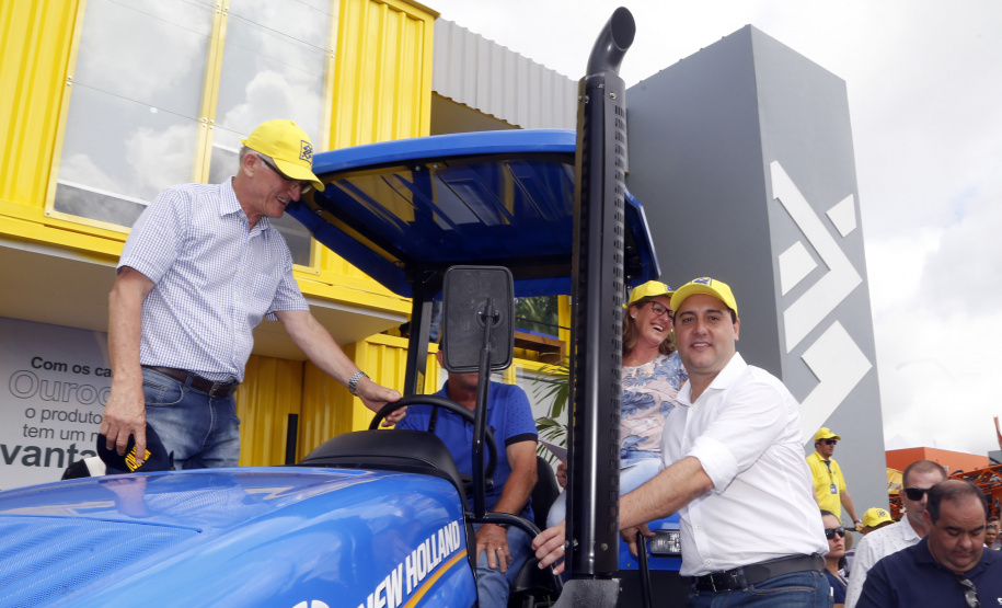 O governador Carlos Massa Ratinho Junior entregou nesta quinta-feira (06), durante o Show Rural, em Cascavel, as chaves de mais um trator do programa Trator Solidário. Os beneficiados foram o criador de vacas de leite Roque Selzler e sua mulher, Leonete, moradores de Pato Bragado. - Cascavel, 06/02/2020 -  Foto: Gilson Abreu/AEN