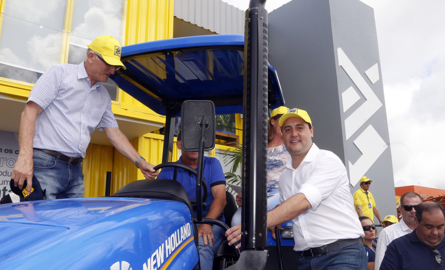 O governador Carlos Massa Ratinho Junior entregou nesta quinta-feira (06), durante o Show Rural, em Cascavel, as chaves de mais um trator do programa Trator Solidário. Os beneficiados foram o criador de vacas de leite Roque Selzler e sua mulher, Leonete, moradores de Pato Bragado. - Cascavel, 06/02/2020 -  Foto: Gilson Abreu/AEN