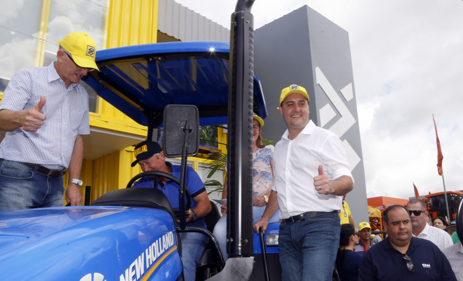 O governador Carlos Massa Ratinho Junior entregou nesta quinta-feira (06), durante o Show Rural, em Cascavel, as chaves de mais um trator do programa Trator Solidário. Os beneficiados foram o criador de vacas de leite Roque Selzler e sua mulher, Leonete, moradores de Pato Bragado. - Cascavel, 06/02/2020 -  Foto: Gilson Abreu/AEN