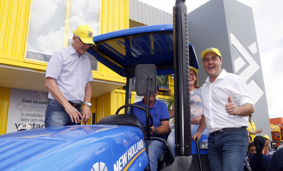 O governador Carlos Massa Ratinho Junior entregou nesta quinta-feira (06), durante o Show Rural, em Cascavel, as chaves de mais um trator do programa Trator Solidário. Os beneficiados foram o criador de vacas de leite Roque Selzler e sua mulher, Leonete, moradores de Pato Bragado. - Cascavel, 06/02/2020 -  Foto: Gilson Abreu/AEN
