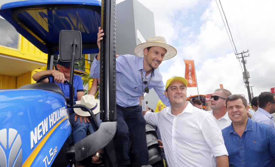 O governador Carlos Massa Ratinho Junior entregou nesta quinta-feira (06), durante o Show Rural, em Cascavel, as chaves de mais um trator do programa Trator Solidário. Os beneficiados foram o criador de vacas de leite Roque Selzler e sua mulher, Leonete, moradores de Pato Bragado. - Cascavel, 06/02/2020 -  Foto: Gilson Abreu/AEN
