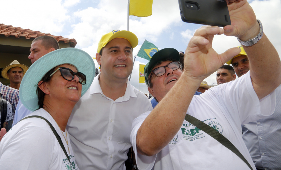 O governador Carlos Massa Ratinho Junior entregou nesta quinta-feira (06), durante o Show Rural, em Cascavel, as chaves de mais um trator do programa Trator Solidário. Os beneficiados foram o criador de vacas de leite Roque Selzler e sua mulher, Leonete, moradores de Pato Bragado. - Cascavel, 06/02/2020 -  Foto: Gilson Abreu/AEN